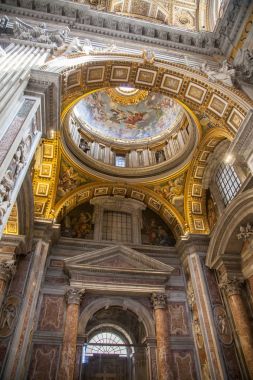Vatikan, İtalya - July16, 2016: İç Saint Peter's kubbe. Vatikan Şehri, Roma, İtalya