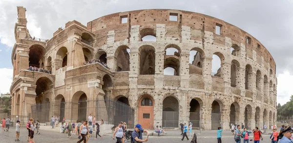 ローマ, イタリア - 2016 年 7 月 14 日: 人々 は、コロッセオを訪れています。コロッセオ ローマとイタリアの最もよく知られている、驚くべきランドマーク — ストック写真