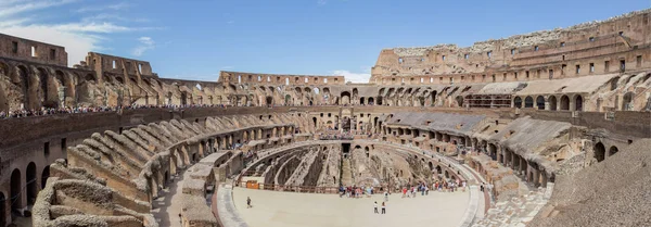 ローマ, イタリア - 2016 年 7 月 14 日: 人々 は、コロッセオを訪れています。コロッセオ ローマとイタリアの最もよく知られている、驚くべきランドマーク — ストック写真