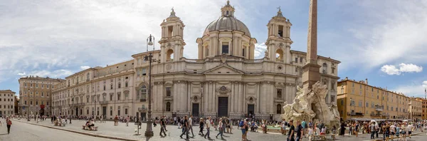 ROME; ITALY - JULY 16; 2016: Tourists visit the Piazza Navona. Piazza Navona is one of the most beautiful places in Rome. — Stock Photo, Image