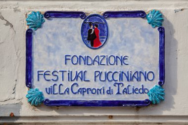 Torre del Lago daki duvarda imzalamak