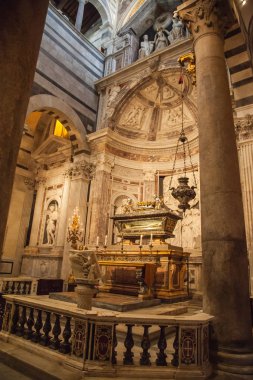 Lucca, İtalya - 16 Temmuz 2016: Tuscan Köyü, Lucca, İtalya kule Lucca Cathedral, ya da Duomo di San Martino ve onun bell. 13. yüzyılda popüler turistik hedef tarihleri.