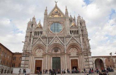 Siena Meydanı'nda eski Katedrali.