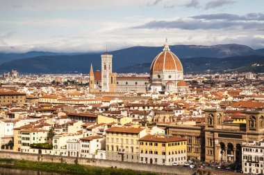 Piazzale Michelangelo içinde şehir Firenze Floransa, İtalya dan Rönesans Duomo görünümünü.