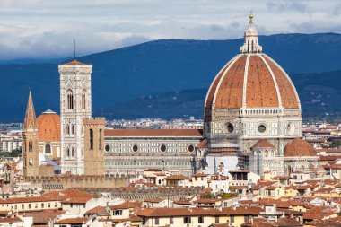 Piazzale Michelangelo içinde şehir Firenze Floransa, İtalya dan Rönesans Duomo görünümünü.