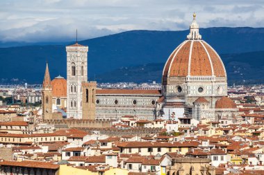 Piazzale Michelangelo içinde şehir Firenze Floransa, İtalya dan Rönesans Duomo görünümünü.