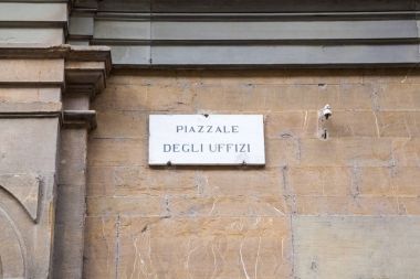 Floransa'da Uffizi Galerisi koridorlarında isteyen.