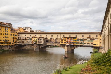 Ponte Vecchio sırasında altın saat, Arno Nehri Floransa Firenze, İtalya üzerinden yayılan.