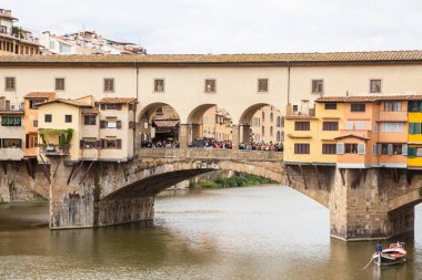 Ponte Vecchio sırasında altın saat, Arno Nehri Floransa Firenze, İtalya üzerinden yayılan.