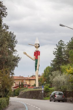 Ekim 11,2016; Collodi, İtalya; Collodi, Toskana bölgesindeki dünyanın en yüksek ahşap Pinokyo. 