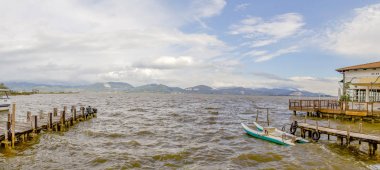 Gölde iskele, sorun suları ve rüzgar Panoraması