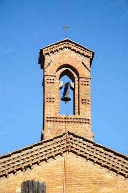 Tarihsel tuğla kilise kule Siena, İtalya, Avrupa ile.