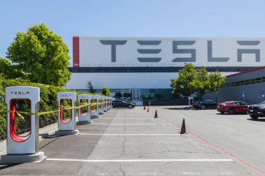 Fremont, California 'daki Tesla Motors fabrikasında süperşarj aletleri.