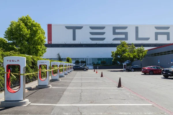 Fremont, California 'daki Tesla Motors fabrikasında süperşarj aletleri.