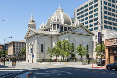 San Jose 'de avuçlar bazilikanın önünde.