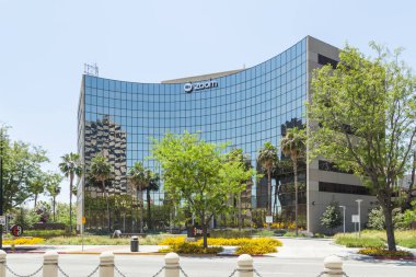 Zoom şirketinin Silikon Vadisi 'ndeki genel merkezi; Zoom Video İletişim, bulut bilgisayarını kullanarak uzaktan konferans hizmeti veren bir şirket.