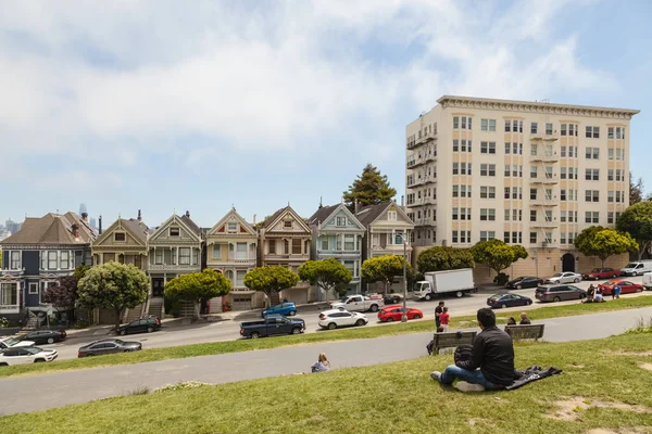 Foto Casas Icónicas Estilo Victoriano Damas Pintadas Alamo Square San —  Fotos de Stock