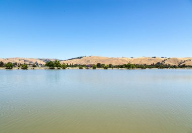 Fremont, CA-Haziran 2019: Elizabeth Gölü, Central Park, Fremont, Kaliforniya, USA, çevresi yaya geçitli manzara gölü ve Mission Peak tepelerinin panormik manzarası, piknik, oyun ve su parkı için popüler bir nokta.
