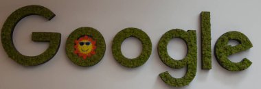 Google Mountain View Campus 'taki Google İşareti - 1565 Charleston Yolu, Shoreline Mahallesi, CA.