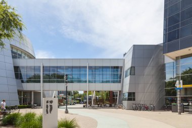 Mountain View, California, ABD - 10 Haziran 2019: Googleplex 'teki Google çalışanları için yemek ve dinlenme alanı. Google, internete bağlı hizmetlerde uzmanlaşmış çok uluslu bir şirkettir.