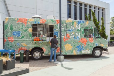 Mountain View, ABD - 10 Haziran 2019: Çalışanlar Googleplex genel merkezinde öğle yemeği yiyor