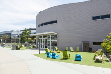 Mountain View, California, ABD - 10 Haziran 2019: Googleplex 'teki Google çalışanları için yemek ve dinlenme alanı. Google, internete bağlı hizmetlerde uzmanlaşmış çok uluslu bir şirkettir.