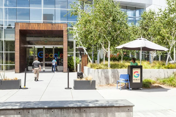 Employees Walking Outdoors Googleplex Headquarters Main Office Mountain View — Stock Photo, Image