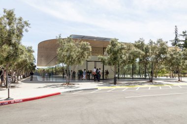 Cupertino, Silikon Vadisi 'ndeki yeni ve modern Apple Park ziyaretçi merkezi.