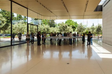 Cupertino, Silikon Vadisi 'ndeki yeni ve modern Apple Park ziyaretçi merkezi.