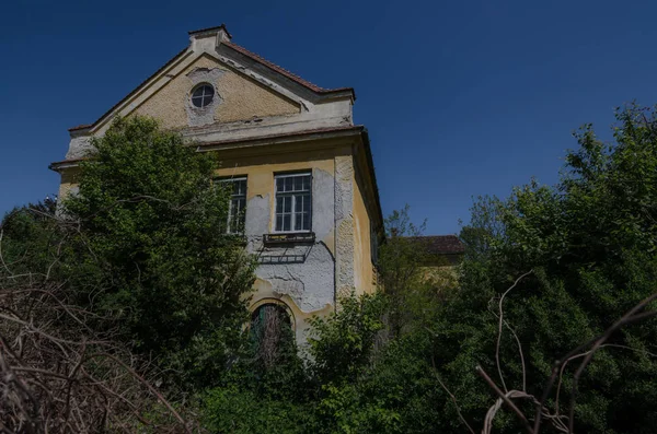 Altes verwildertes Haus — Stockfoto