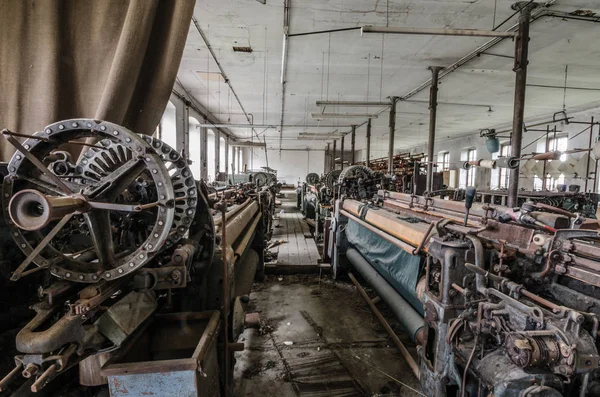 Salão de máquinas em fábrica de fiação — Fotografia de Stock