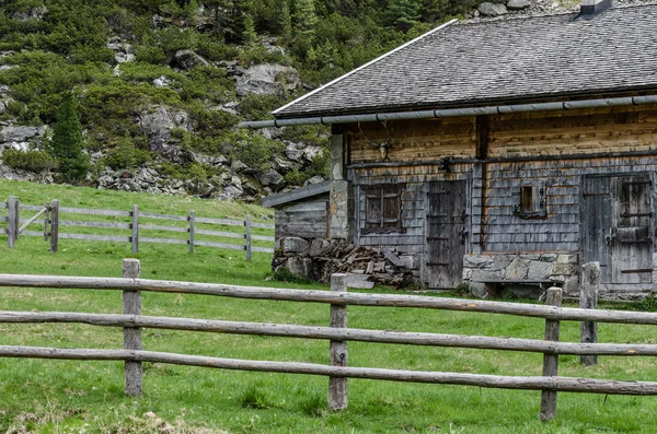 Casa en las montañas con cerca — Foto de Stock