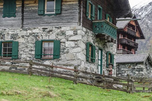 山の中の家 — ストック写真