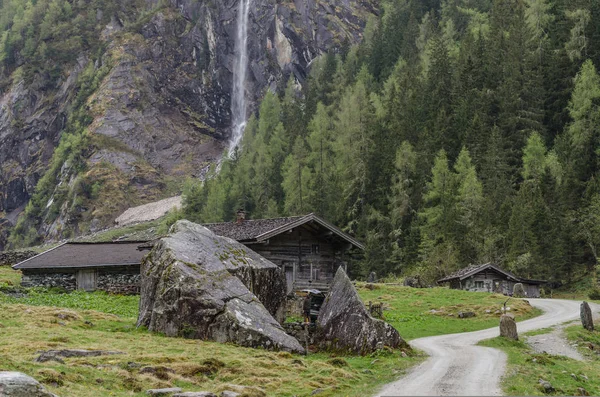 Rocas con casas en las montañas —  Fotos de Stock