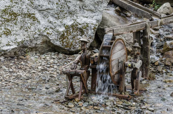 Holzkonstruktion des Wasserrades — Stockfoto