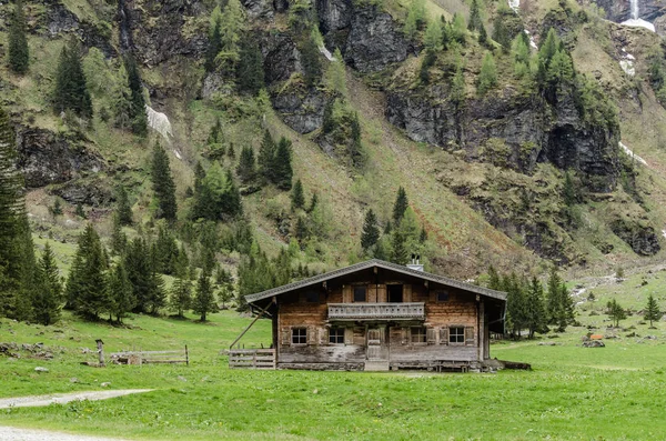 Huis van hout in de natuur — Stockfoto