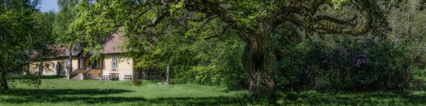 Vieja casa de cazador en panorama forestal — Foto de Stock