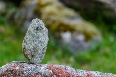 yürüyüş sırasında takılan taş