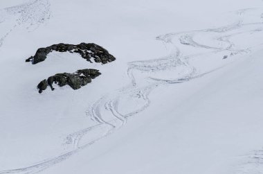 kayakçı dağlarda iz