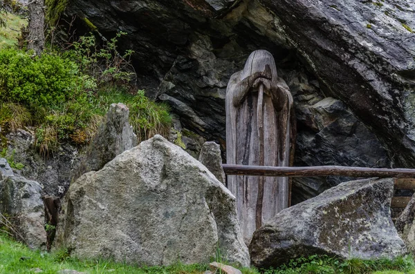 Standbeeld van hout in de berg — Stockfoto