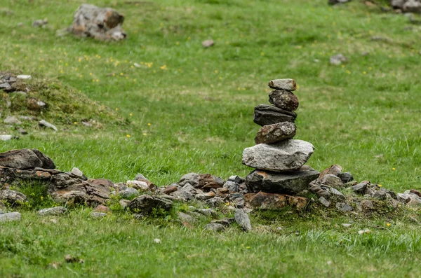 Torre com pedras na natureza — Fotografia de Stock