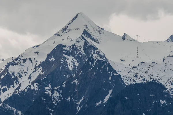 Puncak gunung dengan salju — Stok Foto