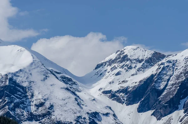 Alta montagna con neve e nuvole — Foto Stock