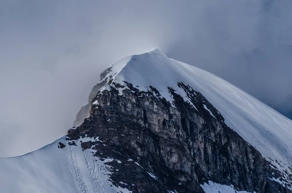 Gunung dengan topi salju — Stok Foto