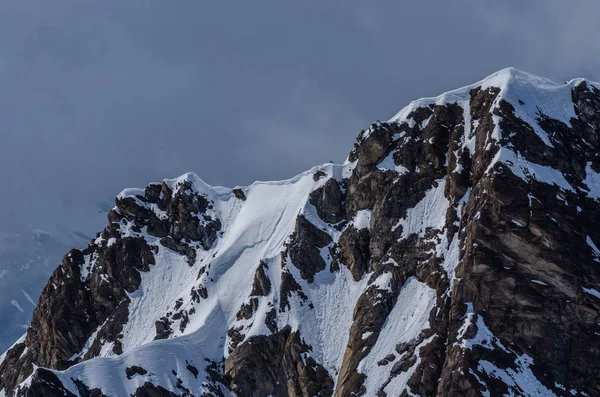 Montagna con neve in estate — Foto Stock