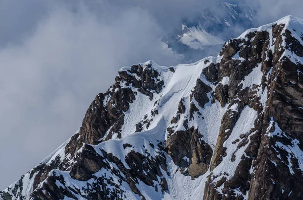 Berbatu gunung dengan salju di musim panas — Stok Foto