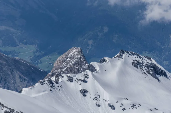 Montagne appuntite con neve — Foto Stock
