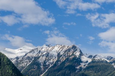 Mavi gökyüzü ile Dağları