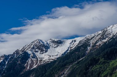 dağlar ve güzel gökyüzü