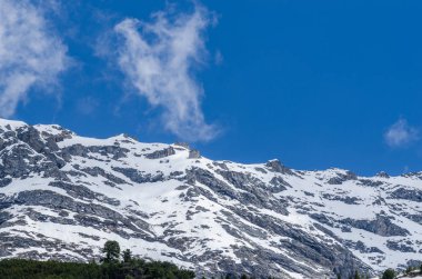 kar ve mavi gökyüzü ile Dağları